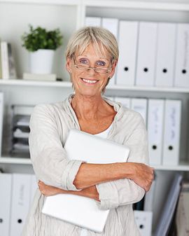 Ältere Dame mit Laptop